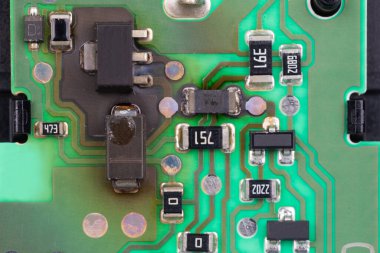 Yanmış Bileşenlerle Hasarlı Elektronik Devre Panosu