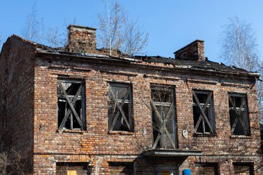 Çatı Hasarlı Terk Edilmiş Tuğla Binanın Köşesi Görünümü