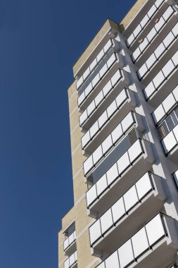 Beyaz Balkonlu Modern Daire Binası