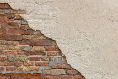 Kırık Alçıyla korunmasız Tuğla Duvar