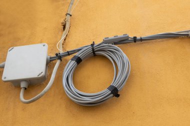 Sarı Duvara Sarılı Elektrik Kablosu