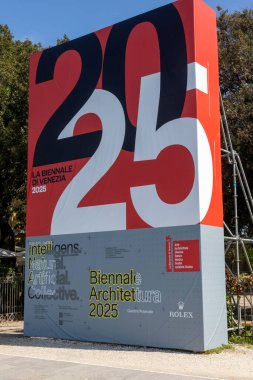 Venedik, İtalya - 19 Nisan 2025: Venedik Mimari Bienali Resmi Sancak 2025