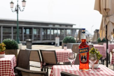 Venedik, İtalya - 20 Nisan 2025: Açık Cafe 'deki Aperol şişesi