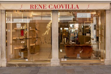 Venedik, İtalya - 19 Nisan 2025: Rene Caovilla butik mağaza vitrininde lüks ayakkabılar sergileniyor