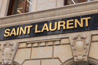 Venedik, İtalya - 19 Nisan 2025: Taş bina üzerinde altın logolu Saint Laurent mağazası