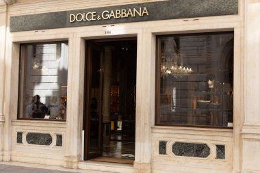 Venedik, İtalya - 19 Nisan 2025: Dolce ve Gabbana butik girişi zarif taş cepheli