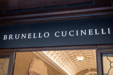 Venedik, İtalya - 19 Nisan 2025: Brunello Cucinelli butik logosu Venedik 'in merkezindeki girişin üstünde