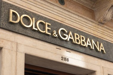 Venedik, İtalya - 19 Nisan 2025: Dolce ve Gabbana altın logosu Venedik 'teki butik cephesinde