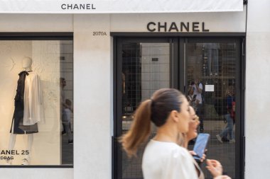 Venedik, İtalya - 20 Nisan 2025: Venedik 'ten geçen müşterilerle Chanel butik logosu ve vitrinleri