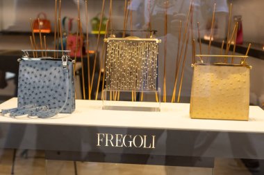 Venedik, İtalya - 20 Nisan 2025: Venedik 'teki butik vitrininde sergilenen Fregoli lüks el çantaları
