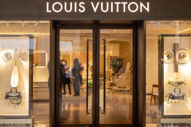 Venedik, İtalya - 20 Nisan 2025: Louis Vuitton mağaza logosu ve lüks butik girişinde vitrinler