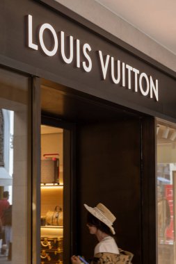 Venedik, İtalya - 20 Nisan 2025: Louis Vuitton logosu butik girişinin üstünde müşteri girişi