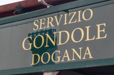 Venedik, İtalya - 20 Nisan 2025: Venedik 'te kanal kenarı biniş alanında gondol servisi