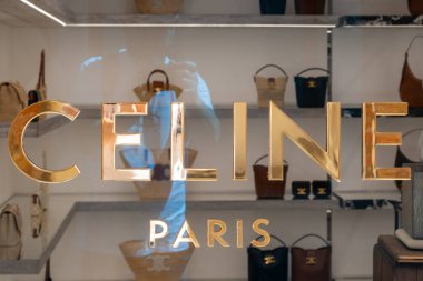 Venedik, İtalya - 210 Nisan 2025: Celine Paris logosu içinde lüks el çantaları olan cam butik pencere