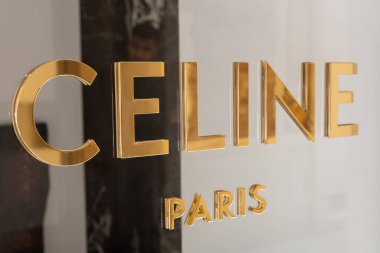 Venedik, İtalya - 20 Nisan 2025: CELINE Paris logosu Venedik 'teki lüks butiğin cam yüzeyi