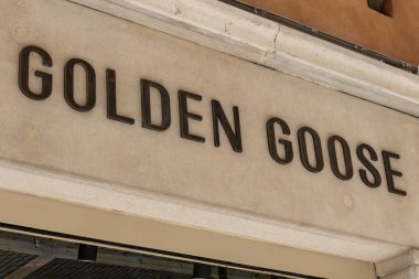 Venedik, İtalya - 20 Nisan 2025: Venedik şehir merkezinde butik ön cephede Altın Kaz markası logosu