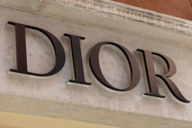 Venedik, İtalya - 20 Nisan 2025: Venedik 'teki lüks butik mermer cephe üzerine Dior moda logosu