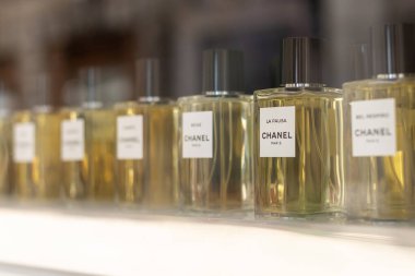 Venedik, İtalya - 20 Nisan 2025: Venedik 'teki lüks butik vitrininde Chanel Paris parfüm şişeleri sergilendi