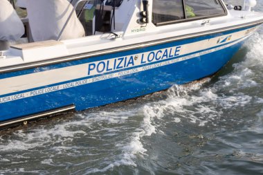 Venedik, İtalya - 19 Nisan 2025: Polizia Locale devriye botu Venedik kanalında günlük operasyonlar sırasında