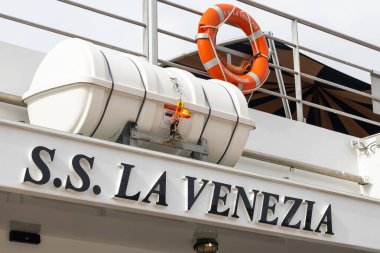 Venedik, İtalya - 21 Nisan 2025: S S La Venezia 'da hayat kurtaran ekipman ve gemi adı