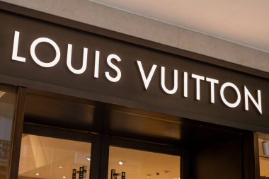 Venedik, İtalya - 20 Nisan 2025: Lüks butik girişinde aydınlatılmış Louis Vuitton mağaza tabelası