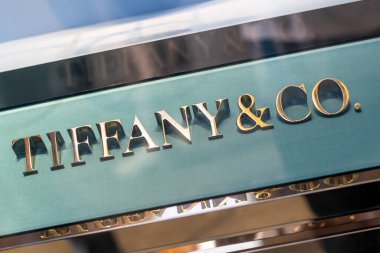 Venedik, İtalya - 20 Nisan 2025: Altın Tiffany ve Co logosu lüks perakende satış bölgesinde turkuaz mağaza vitrininde