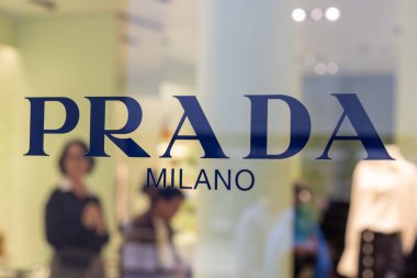 Venedik, İtalya - 20 Nisan 2025: İçi yansımalı Prada Milano butiğinin cam logosu