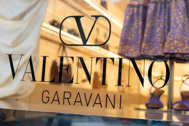 Venedik, İtalya - 20 Nisan 2025: Valentino Garavani logosu butik vitrininde moda sergisi