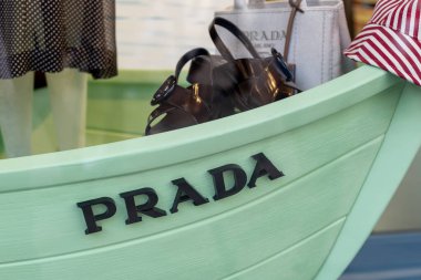 Venedik, İtalya - 20 Nisan 2025: Yaz moda aksesuarları ve markalarıyla birlikte Prada vitrinleri