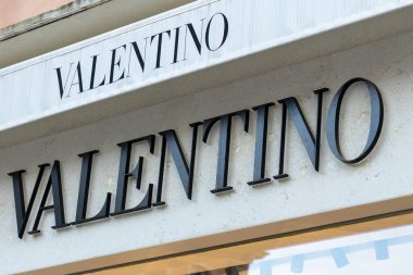 Venedik, İtalya - 20 Nisan 2025: Valentino mağazasının dış cephesinde minimalist marka işareti