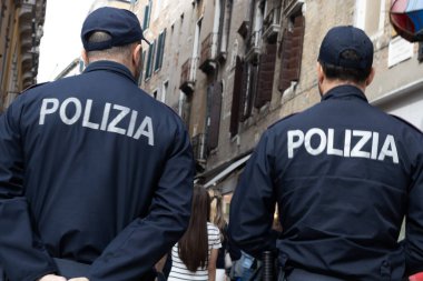 Venedik, İtalya - 20 Nisan 2025: İtalyan polis memurları tarihi şehir sokaklarında gündüz devriye geziyor