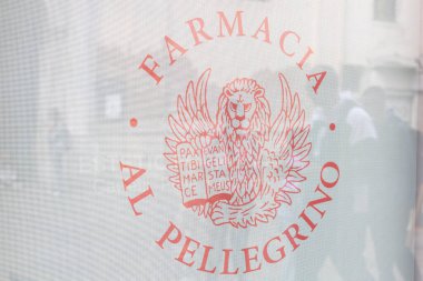 Venedik, İtalya - 20 Nisan 2025: Farmacia al Pellegrino logosu ve eczane vitrininde Venedik aslanı