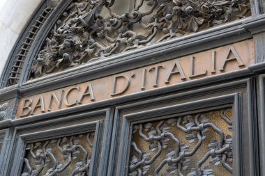 Venedik, İtalya - 20 Nisan 2025: Banca d Italia 'nın süslü demircilik ve resmi yazıtlarla tarihi girişi