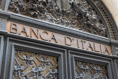 Venedik, İtalya - 20 Nisan 2025: Venedik 'te dekoratif işlenmiş demirle Banca d Italia tabelasına yakından bakın