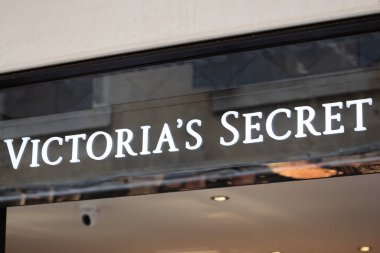 Venedik, İtalya - 20 Nisan 2025: Victoria 's Secret butiğinin şehir merkezinde aydınlatılmış logosu