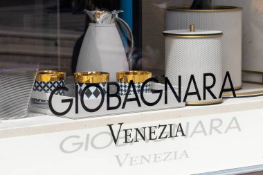 Venedik, İtalya - 20 Nisan 2025: Lüks deri aksesuarları ve tasarımcı ev dekorasyonuyla Giobagnara butik vitrini