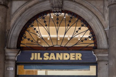 Venedik, İtalya - 20 Nisan 2025: Lüks moda markası Jil Sander 'in tarihi Venedik binasında butik girişi