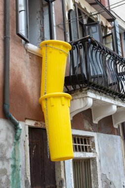 Pencereden sarkan Sarı Enkaz Kanalları