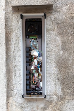 Wall Intercom Panelinde Açığa Çıkan Kablolar