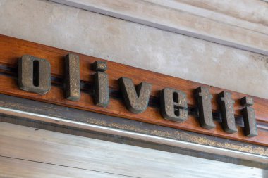 Venedik, İtalya - 17 Nisan 2025: Tarihi Venedik binası cephesinde Vintage Olivetti Müzesi imzası