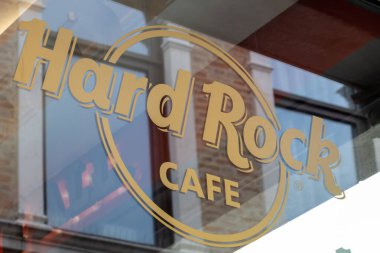 Venedik, İtalya - 17 Nisan 2025: Venedik mimarisi yansımalı Hard Rock Cafe logosu