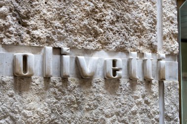 Venedik, İtalya - 17 Nisan 2025: Stone Olivetti imzası şirket müzesinin tarihi cephesinde gömülü