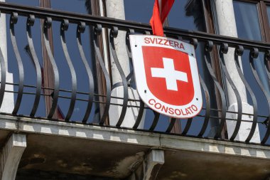 Venedik, İtalya - 17 Nisan 2025: İsviçre Konsolosluk arması Venedik binasının balkon korkuluklarına monte edildi