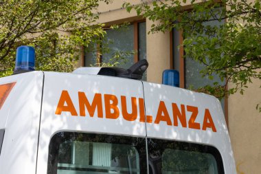 Venedik, İtalya - 19 Nisan 2025: Turuncu harfli İtalyan ambulansı