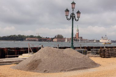 Venedik, İtalya - 21 Nisan 2025: Arka planda San Giorgio Maggiore manzaralı liman bölgesi