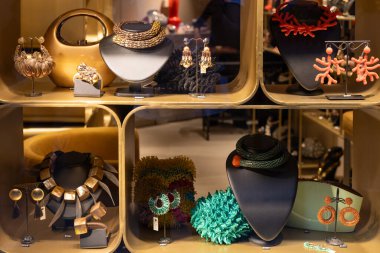 Venedik, İtalya - 20 Nisan 2025: Venedik şehir merkezindeki lüks butik vitrininde çağdaş mücevherler sergilendi