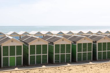 Sahil Kulübeleri Sakin Deniz Ufkuna Karşı