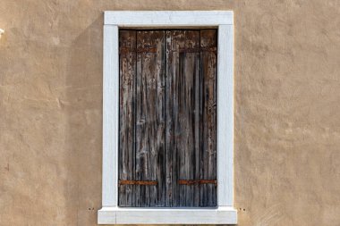 Akdeniz Stucco Duvarı 'nda Rustik Ahşap Kepenk