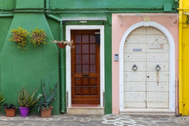 Burano İtalya 'da renkli kapılar ve bitkiler