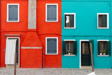 Burano 'da kırmızı ve turkuaz ev cephesi